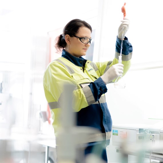 Kvinde arbejder i et CHP-laboratorium